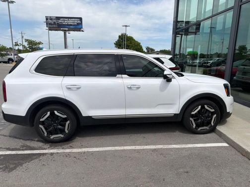 Glacial White Pearl 2024 Kia Telluride S