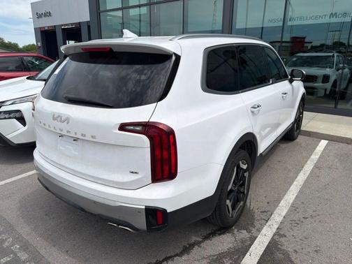 Glacial White Pearl 2024 Kia Telluride S