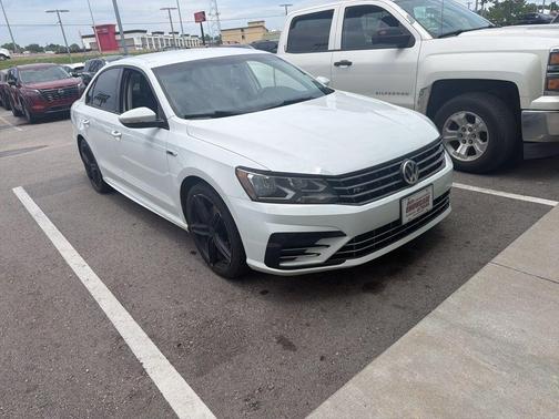 Pure White 2018 Volkswagen Passat 2.0T R-Line