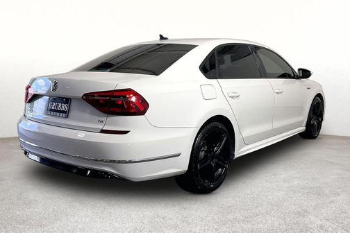 Pure White 2018 Volkswagen Passat 2.0T R-Line
