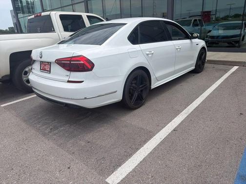 Pure White 2018 Volkswagen Passat 2.0T R-Line