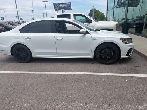Pure White 2018 Volkswagen Passat 2.0T R-Line
