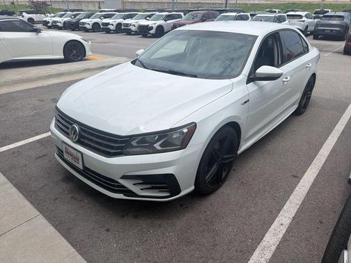 Pure White 2018 Volkswagen Passat 2.0T R-Line