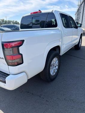 Glacier White 2024 Nissan Frontier SV