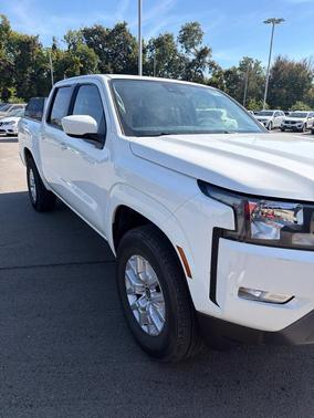 Glacier White 2024 Nissan Frontier SV