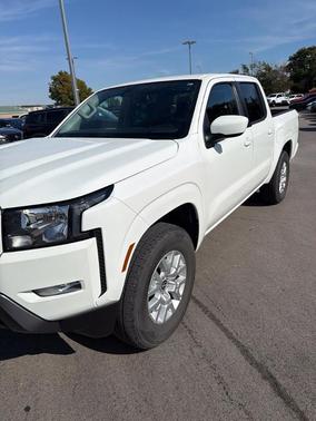 Glacier White 2024 Nissan Frontier SV