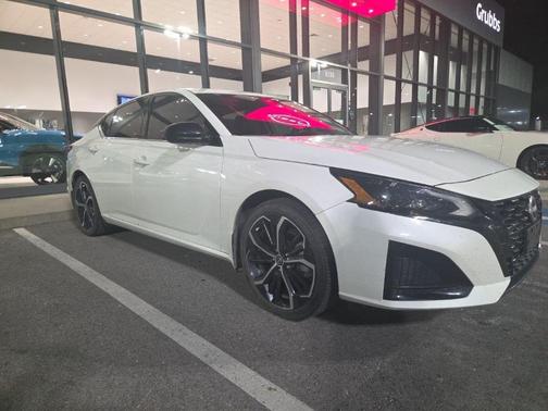 White 2023 Nissan Altima 2.5 SR