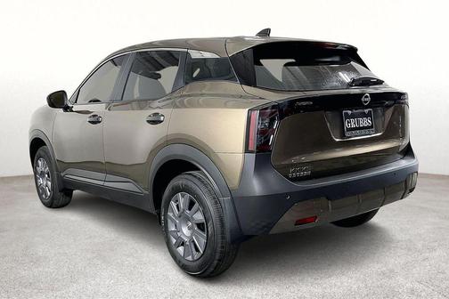 Canyon Bronze M 2026 Nissan Kicks S