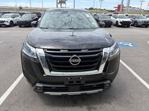 Black 2022 Nissan Pathfinder SL