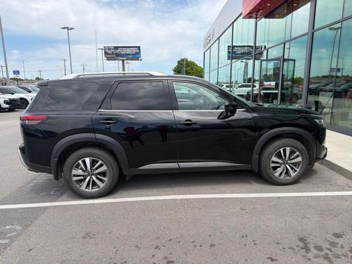 Black 2022 Nissan Pathfinder SL