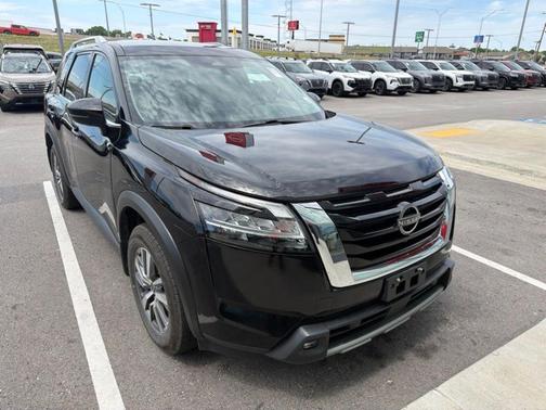 Black 2022 Nissan Pathfinder SL