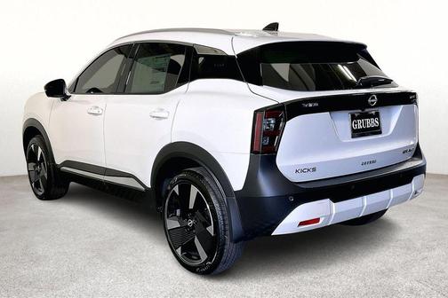 Aspen White Tri 2026 Nissan Kicks SR