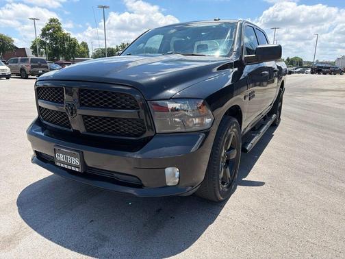 Brilliant Black Crystal Pearlcoat 2016 RAM 1500 Tradesman