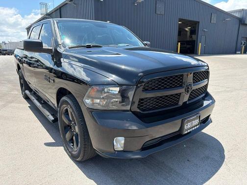 Brilliant Black Crystal Pearlcoat 2016 RAM 1500 Tradesman