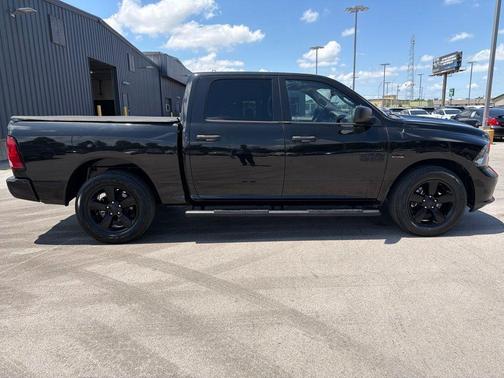 Brilliant Black Crystal Pearlcoat 2016 RAM 1500 Tradesman