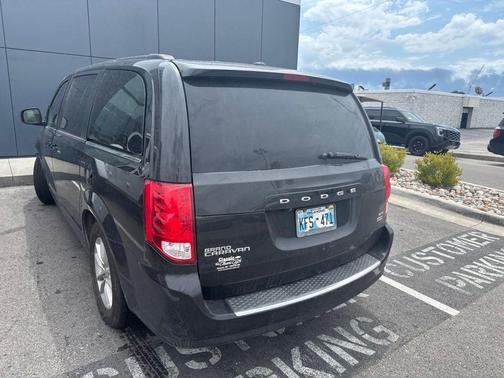Brilliant Black Crystal Pearlcoat 2019 Dodge Grand Caravan SXT