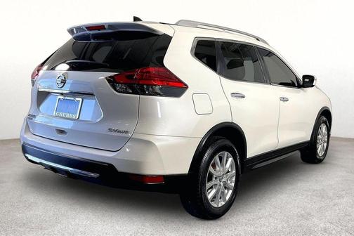 White 2017 Nissan Rogue SV