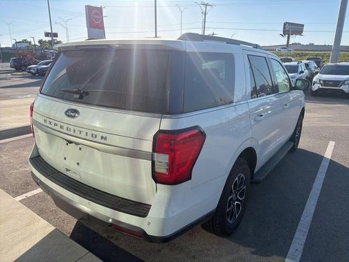 Oxford White 2024 Ford Expedition XLT