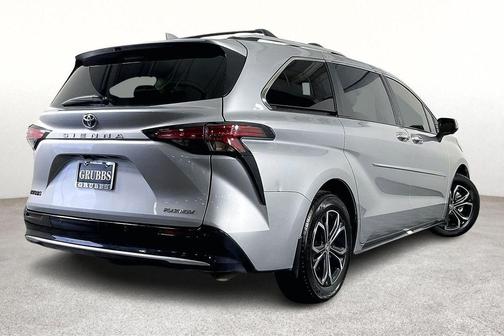 2025 Toyota Sienna Platinum 7 Passenger