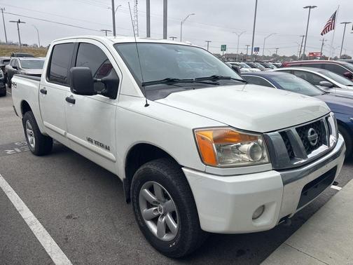 2011 Nissan Titan SV