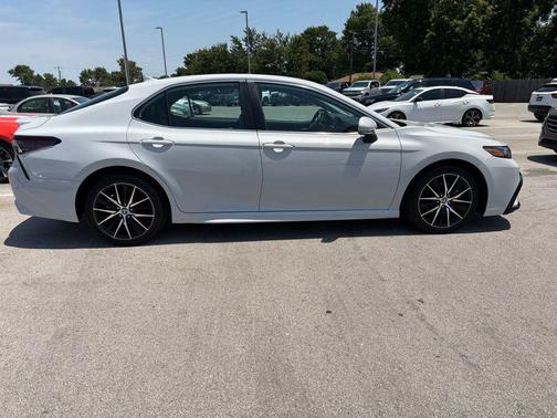 Ice 2023 Toyota Camry SE