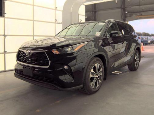 Midnight Black Metallic 2022 Toyota Highlander XLE