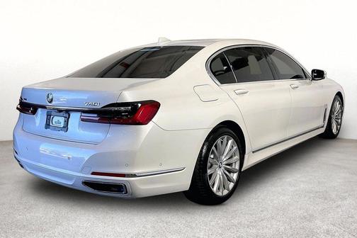 Mineral White Metallic 2022 BMW 740 i xDrive