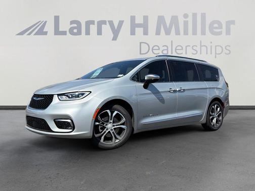 Silver Mist Clearcoat 2026 Chrysler Pacifica Pinnacle