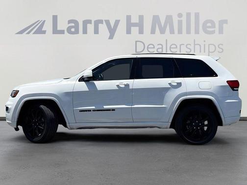 Bright White Clearcoat 2022 Jeep Grand Cherokee WK Laredo