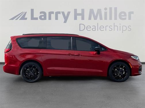 2026 Chrysler Pacifica Select