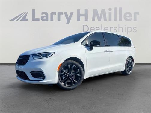 2026 Chrysler Pacifica Select