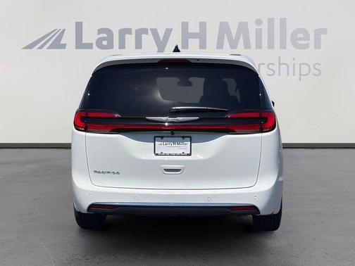 Bright White Clearcoat 2026 Chrysler Pacifica Select