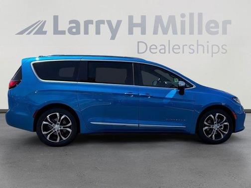 Hydro Blue Pearlcoat 2026 Chrysler Pacifica Pinnacle