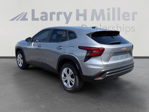 Sterling Gray Metallic 2025 Chevrolet Trax LS