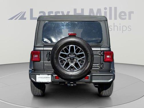 Granite Crystal Clearcoat Metallic 2025 Jeep Wrangler Sahara