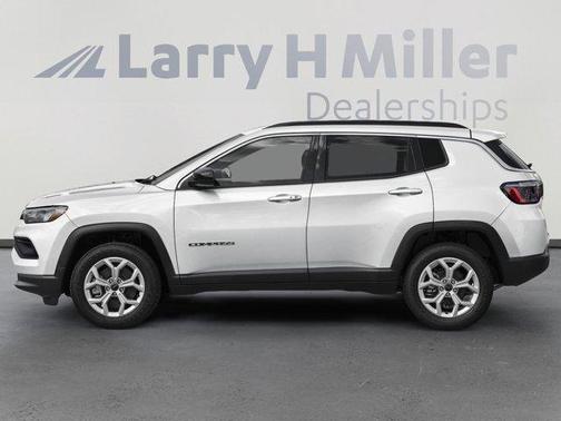 Bright White Clearcoat 2026 Jeep Compass Latitude