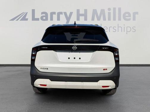 2t Wht Blk Roof 2025 Nissan Kicks SR