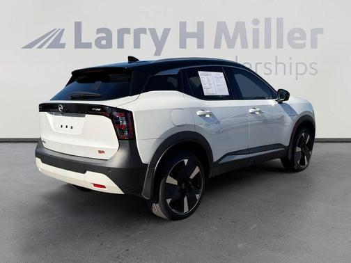 2t Wht Blk Roof 2025 Nissan Kicks SR