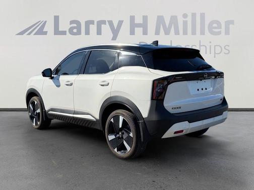 2t Wht Blk Roof 2025 Nissan Kicks SR