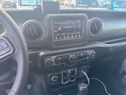 Silver Zynith Clearcoat 2023 Jeep Gladiator Sport