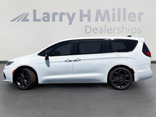 Bright White Clearcoat 2026 Chrysler Pacifica Select