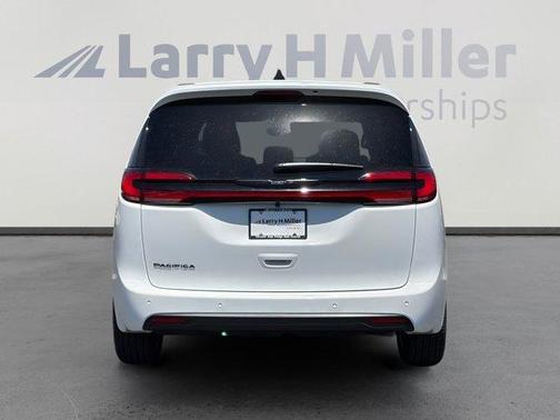 Bright White Clearcoat 2026 Chrysler Pacifica Select