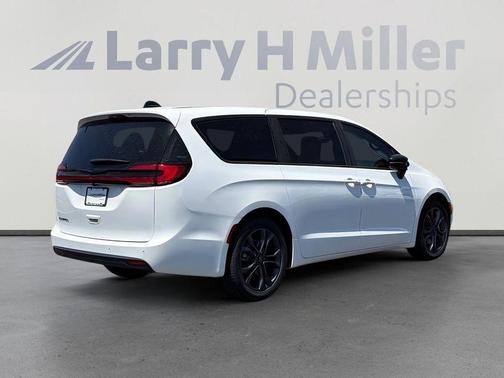 Bright White Clearcoat 2026 Chrysler Pacifica Select