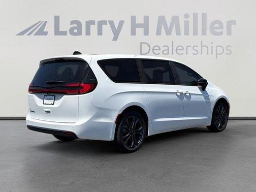 Bright White Clearcoat 2026 Chrysler Pacifica Select