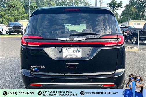 Diamond Black Crystal Pearlcoat 2024 Chrysler Pacifica Touring L