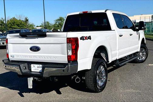 Oxford White 2019 Ford F-250 LARIAT