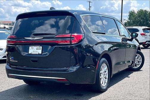 Diamond Black Crystal Pearlcoat 2024 Chrysler Pacifica Touring L