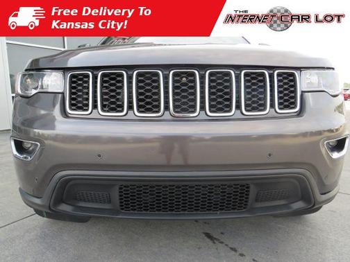Photo 2 of 48 of 2017 Jeep Grand Cherokee Laredo