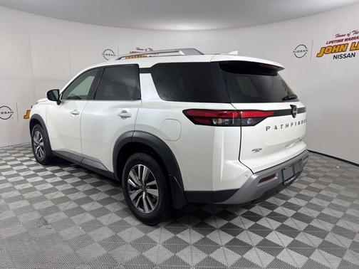 2022 Nissan Pathfinder SL