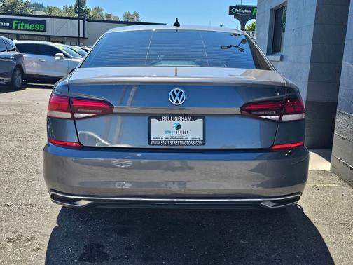 Platinum Gray Metallic 2022 Volkswagen Passat 2.0T Limited Edition